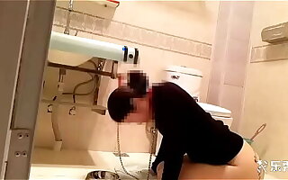 人妻居家性奴隶调教 卫生间栓铁链捆绑吃精