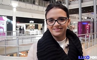 Angelica petite arabe se fait défoncer à l'insu de young gentleman copain