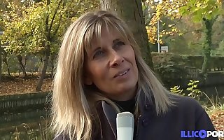 Lisa, cougar blonde se fait plaisir avec deux bites
